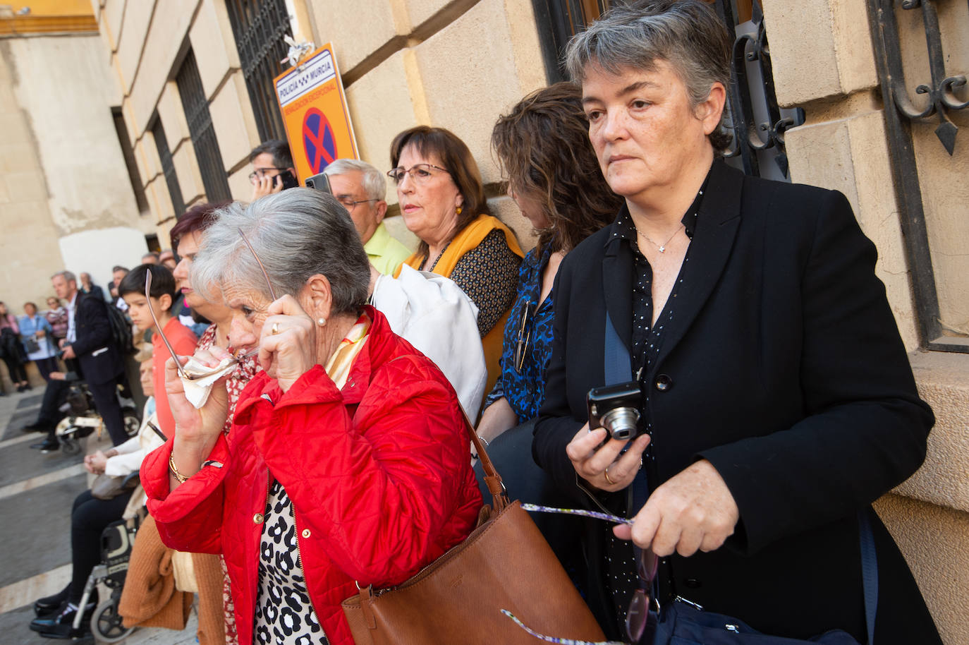 El Cristo Yacente recorre las calles de Murcia, en imágenes