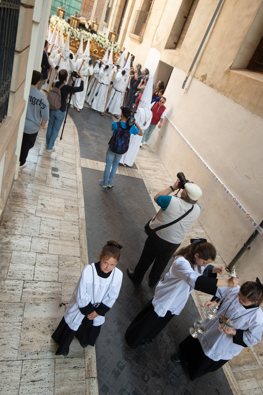 El Cristo Yacente recorre las calles de Murcia, en imágenes