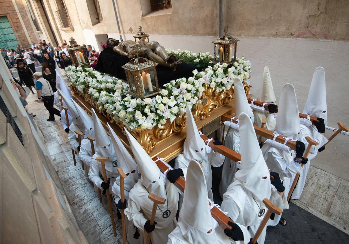 El paso del Cristo Yacente, este sábado, en su recorrido por el centro de Murcia.