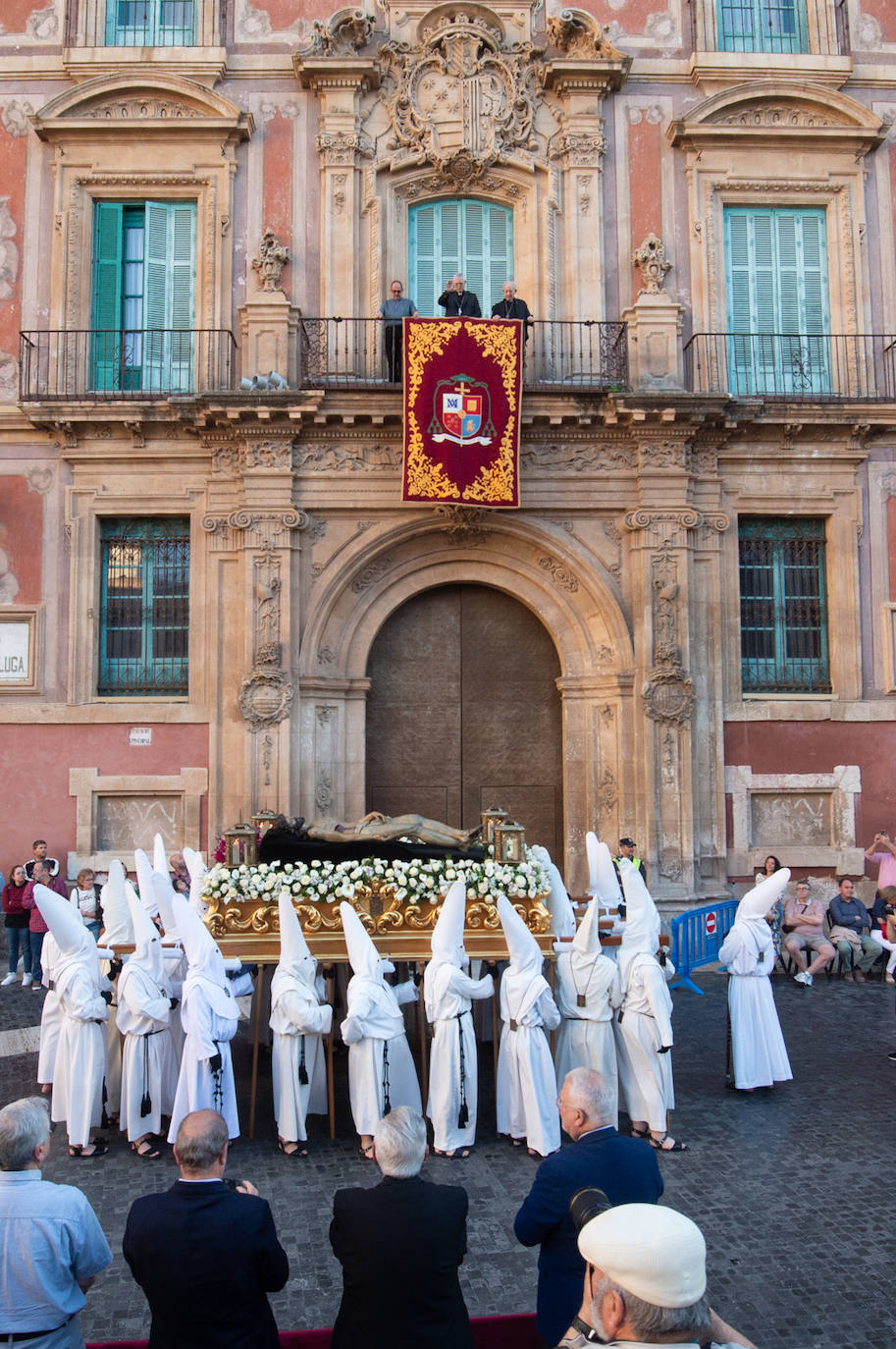 El Cristo Yacente recorre las calles de Murcia, en imágenes