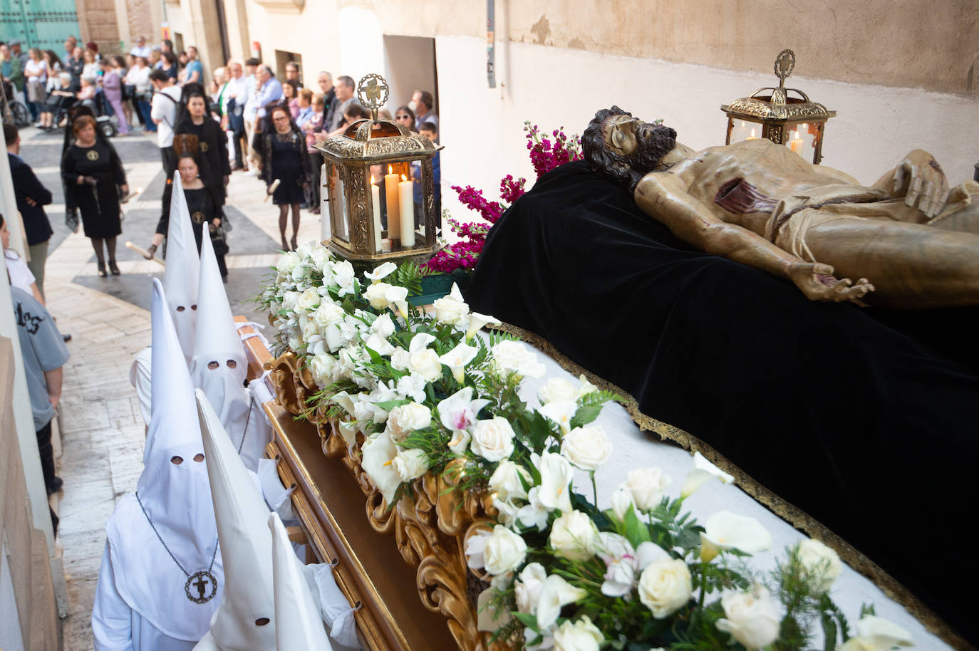 El Cristo Yacente recorre las calles de Murcia, en imágenes