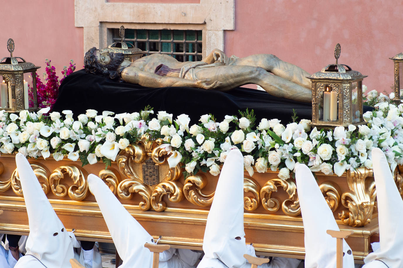 El Cristo Yacente recorre las calles de Murcia, en imágenes