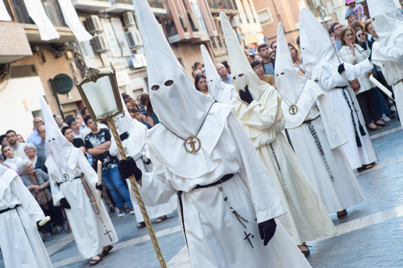 El Cristo Yacente recorre las calles de Murcia, en imágenes