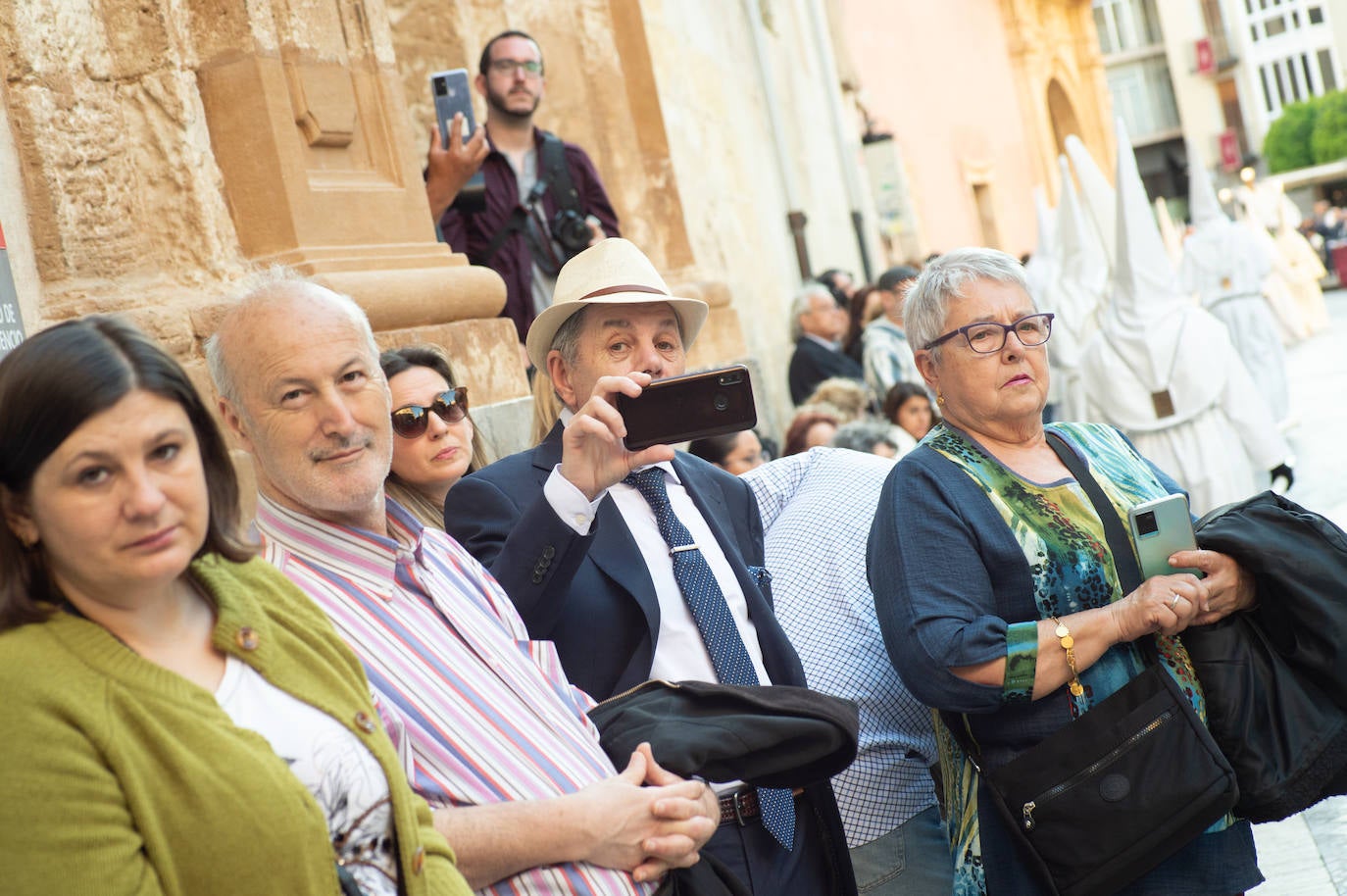 El Cristo Yacente recorre las calles de Murcia, en imágenes