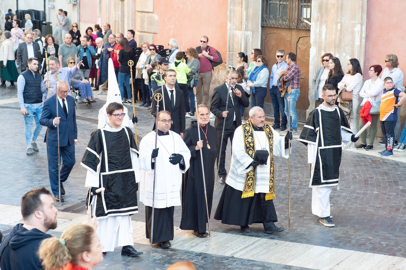 El Cristo Yacente recorre las calles de Murcia, en imágenes