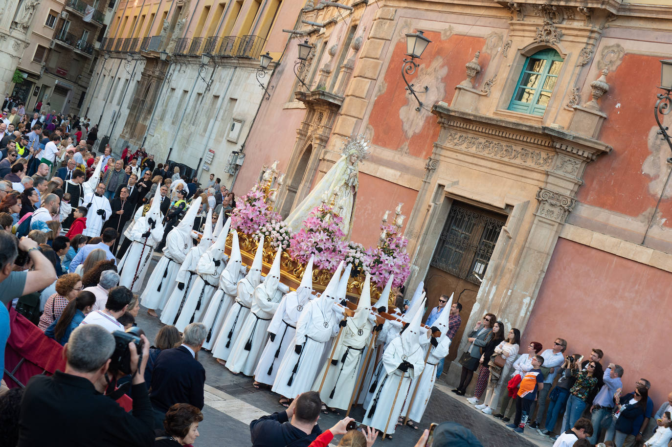 El Cristo Yacente recorre las calles de Murcia, en imágenes