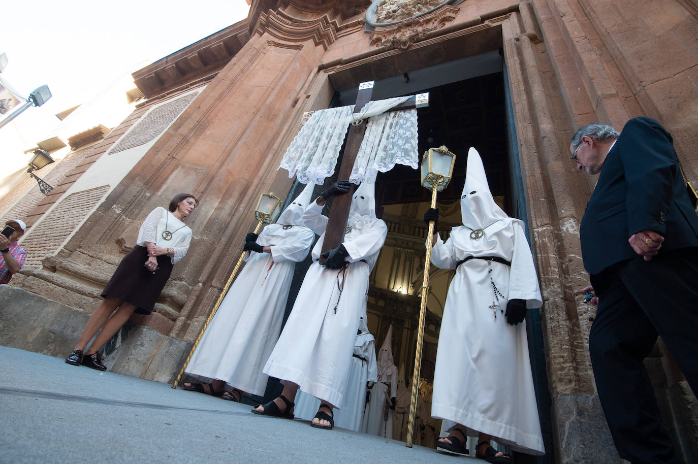 El Cristo Yacente recorre las calles de Murcia, en imágenes