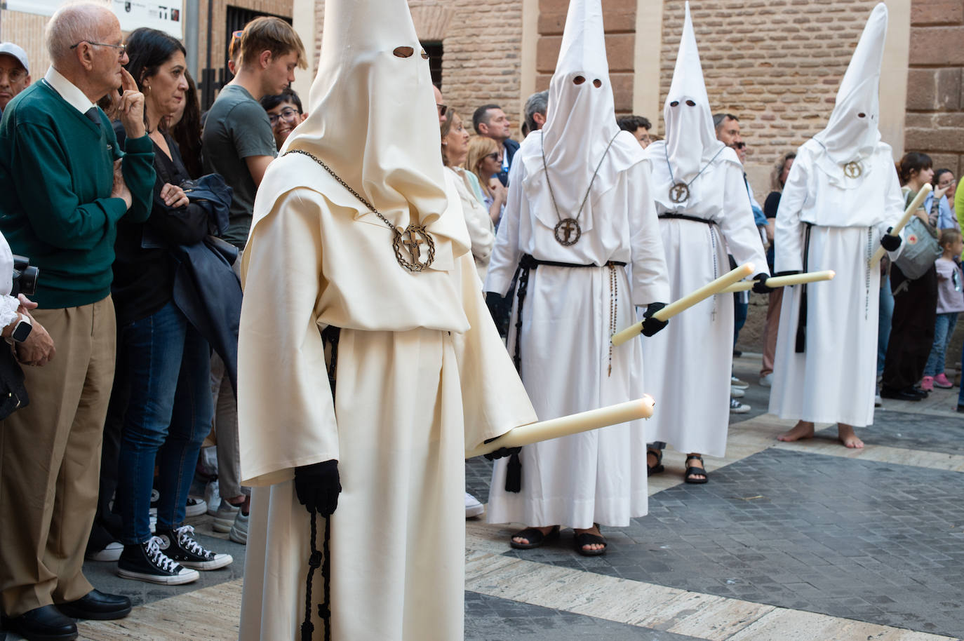 El Cristo Yacente recorre las calles de Murcia, en imágenes