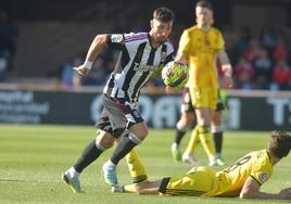 Borja Valle pelea por el balón este domingo.