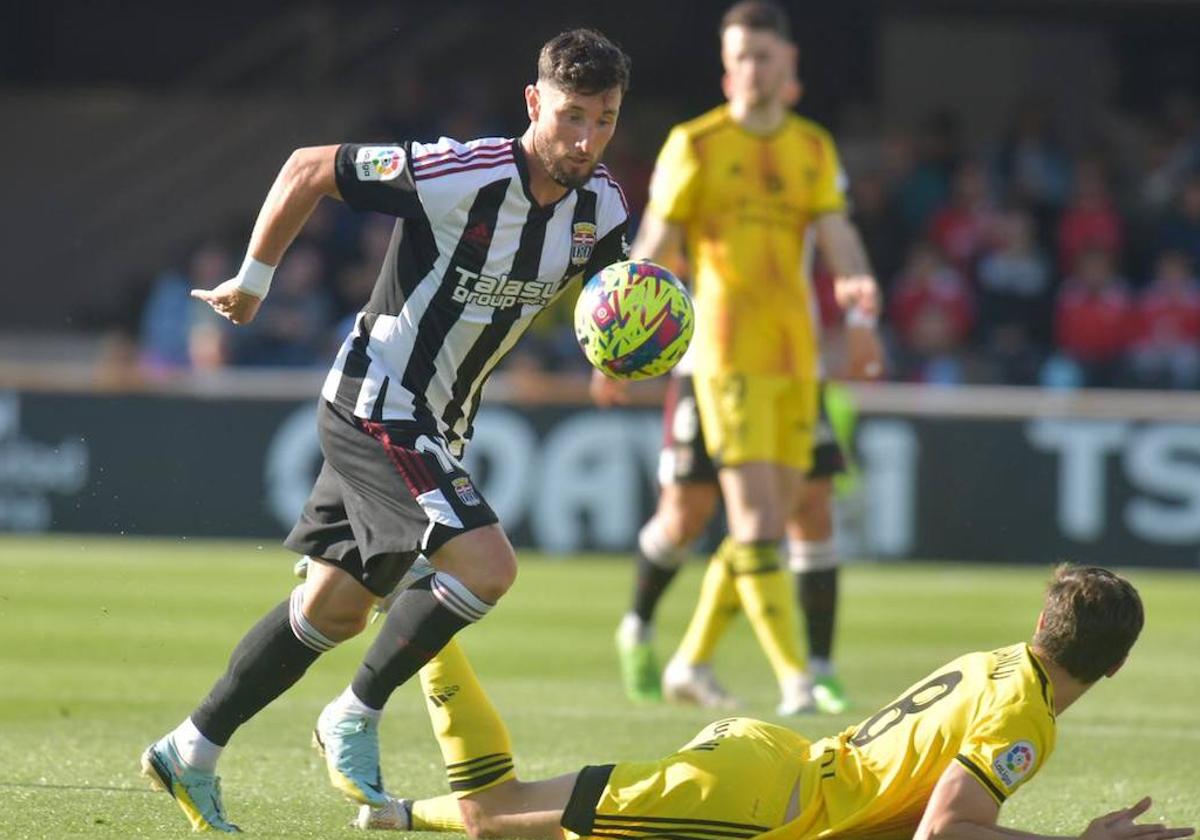 Borja Valle pelea por el balón este domingo.