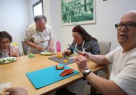 Usuarios de Fundown participan en un taller de cocina dentro del programa 'Buen envejecer' .