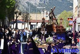 Las imágenes de Jesús de la Inocencia y del Nazareno en la avenida Maruja Garrido con las campanas de los padres carmelitas al fondo
