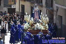 La Dolorosa pasa por el antiguo colegio de La Consolación, en la Puentecilla