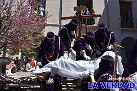 Cofrades de Nuestro Padre Jesús Nazareno inician el traslado de la imagen del Cristo