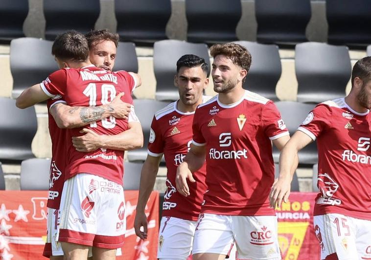 Pedro León y Arnau Ortiz se funden en un abrazo junto a Romera y Rueda.