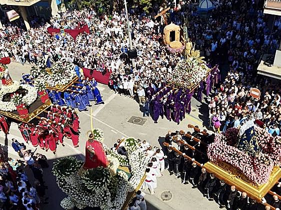 Los pasos de Alhama de Murcia, durante el baile de tronos.