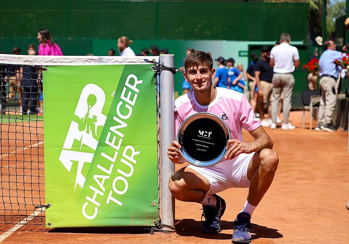 Matteo Arnaldi posa con el trofeo de ganador del ATP Challenger Costa Cálida, ayer en el Murcia Club de Tenis 1919.