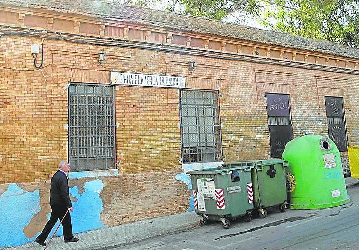 Un vecino pasea junto al centro que albergó las escuelas graduadas.