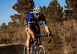 Alejandro Valverde, entrenando con el nuevo equipo de gravel del Movistar.