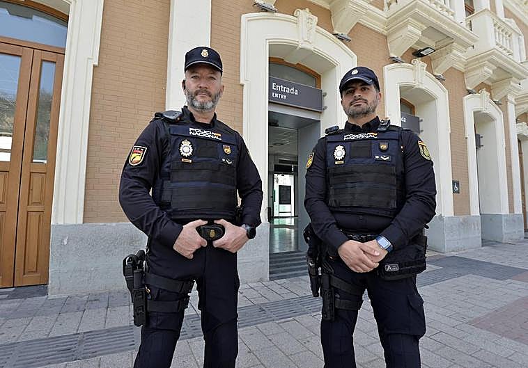 Héctor López y Jesús Marín, en la puerta de la estación del Carmen.