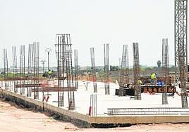 Un grupo de obreros, en los trabajos de construcción del nuevo colegio de La Aljorra.
