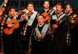 Actuación inaugural del certamen de tunas, anoche, en el escenario del Teatro Romea.