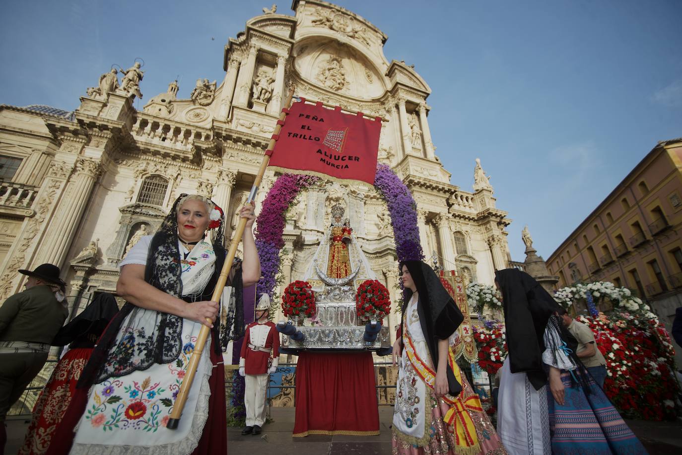 Las imágenes de la ofrenda floral a la Virgen de la Fuensanta