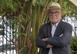 El escritor Santiago Delgado, ayer, en el Museo Arqueológico de Murcia.