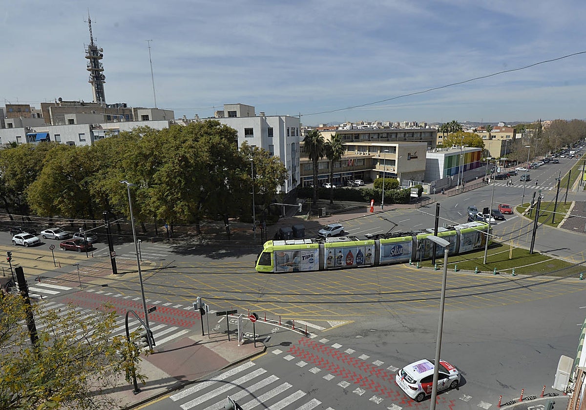 El tranvía a su paso por la avenida Juan de Borbón
