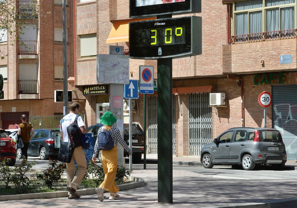 Un termómetro marca 30 grados en el centro de Murcia el día 26, en una de las cálidas jornadas del mes pasado.