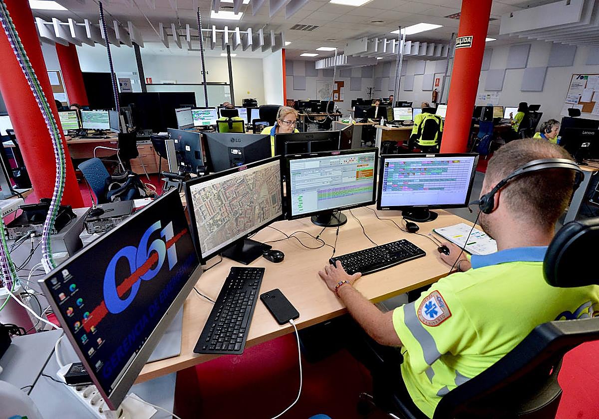 Trabajadores del 061 atienden llamadas en su centro de Espinardo.