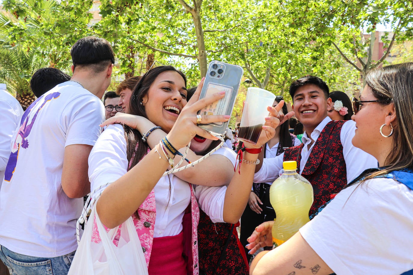 Las imágenes del ambiente festivo que inunda las calles en el Bando de la Huerta