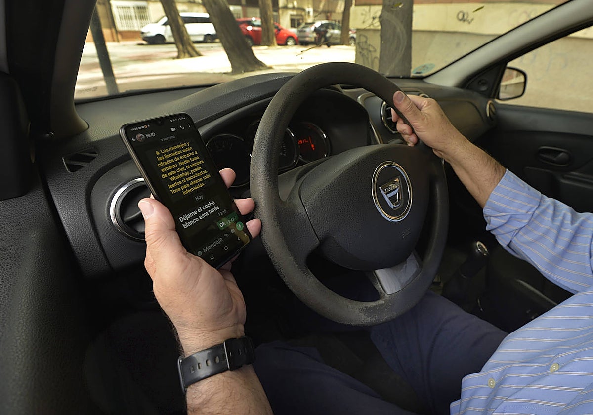 Un conductor consulta sus mensajes de Whatsapp mientras circula por Murcia.