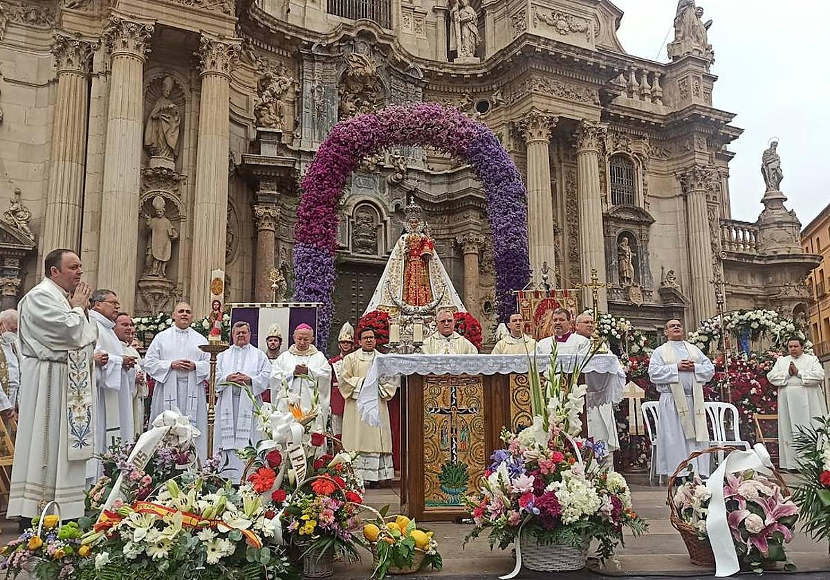 La Virgen de la Fuensanta preside el altar de la misa del Bando de la Huerta.