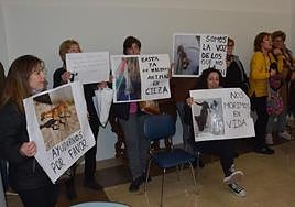 Un grupo de vecinos en una de las protestas contra la perrera.