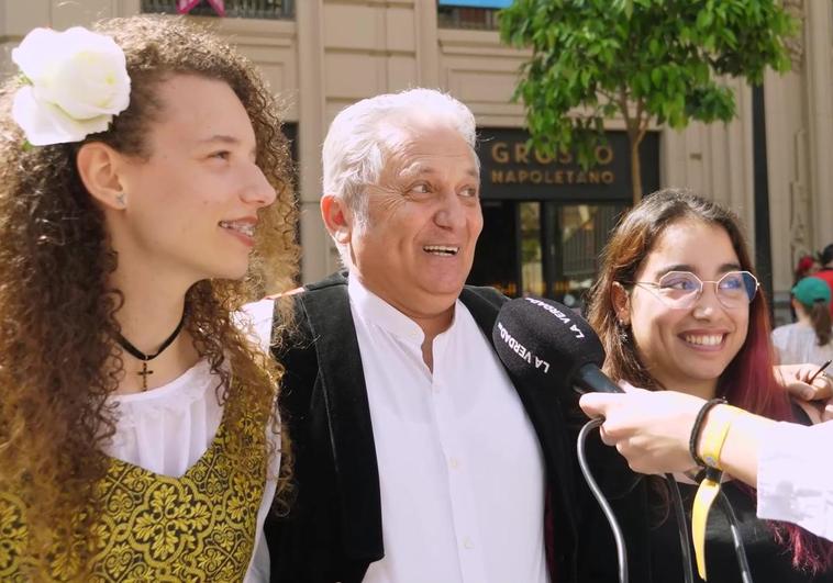 Una familia de asistentes al Bando de la Huerta, este martes.