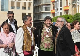 López Miras (centro) durante la eucaristía en la plaza del Cardenal Belluga