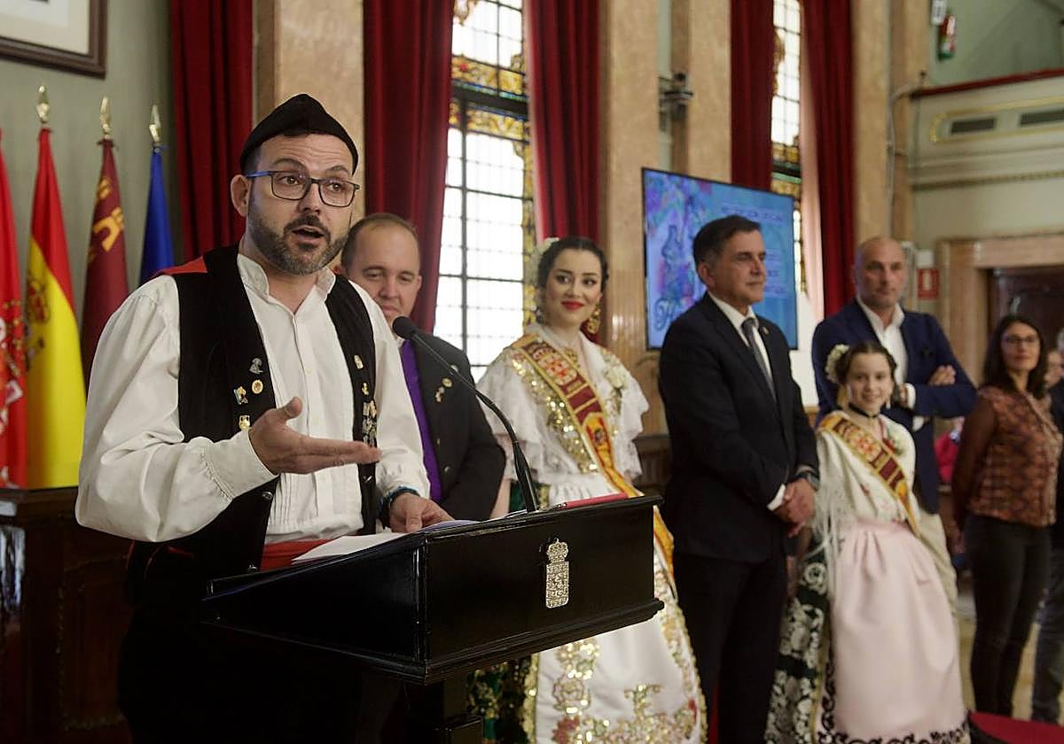 El panochista Emilio Soler, 'El Corcho', da lectura al bando en el Salón de Plenos.
