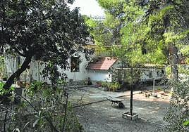 El recinto de la calle José Paredes, 38, de La Alberca, con los jardines en primer término.