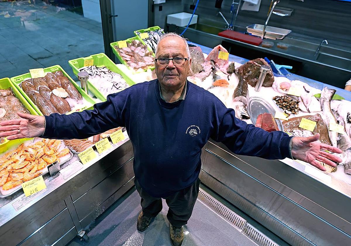 'Mariche' posa con la amplia selección de pescados y mariscos que ofrece en su pescadería de Pasajes de San Pedro, en Guipúzcoa (País Vasco).