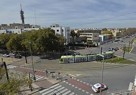 El tranvía a su paso por la avenida Juan de Borbón