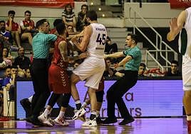 Un feo final. Sakho suelta el puño para golpear a David Kravish, provocando una tangana a pocos segundos de finalizar el partido.