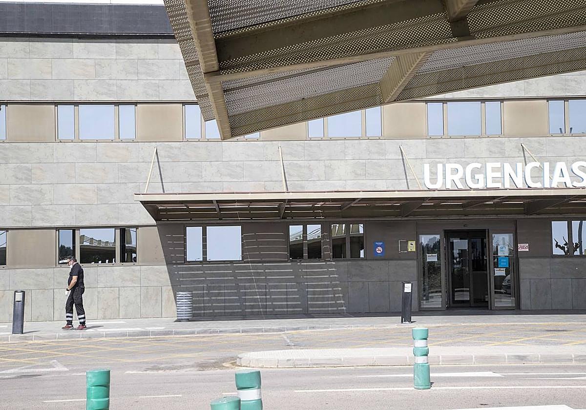Puerta de Urgencias del hospital Los Arcos, donde fue trasladada la víctima.