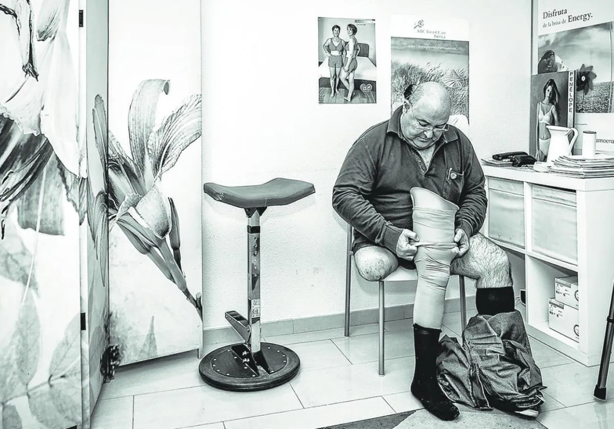José Riquelme, presidente de Avite, con la prótesis de su pierna derecha.