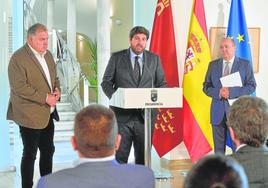 Lucas Jiménez, López Miras y Joaquín Melgarejo, ayer, en el palacio de San Esteban.