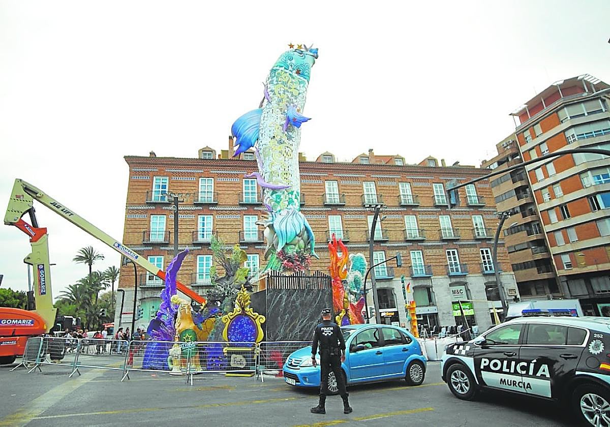 El catafalco de récord, en pie