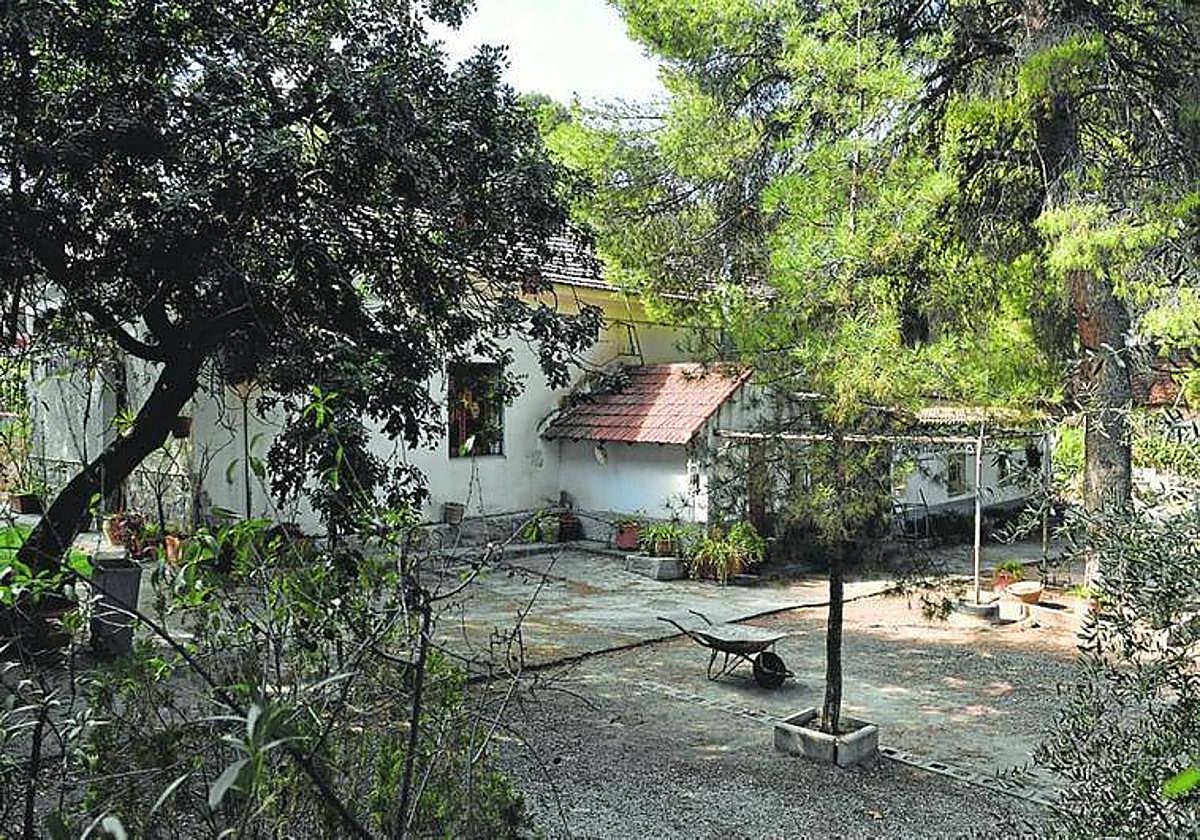 El recinto de la calle José Paredes, 38, de La Alberca, con los jardines en primer término