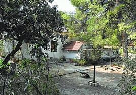 El recinto de la calle José Paredes, 38, de La Alberca, con los jardines en primer término