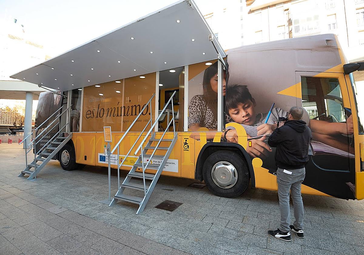 Imagen de archivo del camión informativo del Ingreso Mínimo Vital.