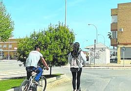Dos jóvenes circulan en bicicleta y patinete eléctrico, ayer en San Javier.